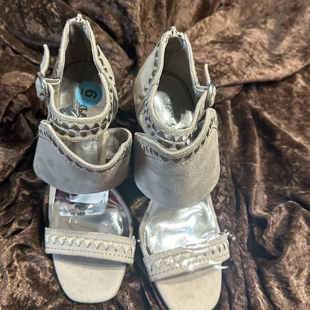 Carlos Santana Shoes size 6 grey‎